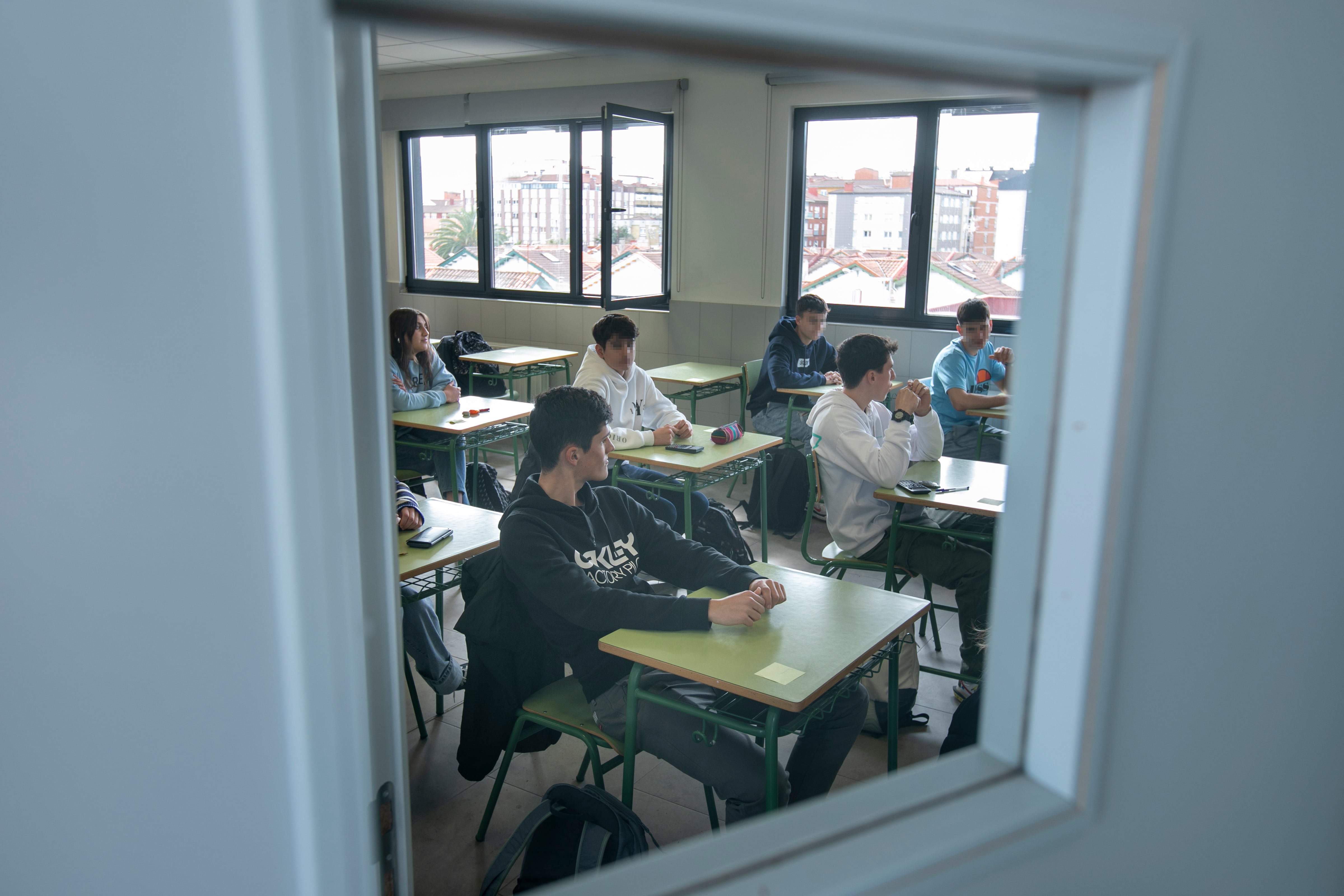 Los alumnos de una clase de Bachillerato en el instituto Calderón de la Barca en Gijón (Jorge Peteiro / Europa Press).