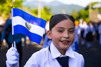 La intervención, divulgada por el Gobierno de El Salvador, busca mejorar el transporte escolar, el acceso a servicios y el traslado de productos agrícolas y ganaderos en varias comunidades rurales del cantón (Foto cortesía Ministerio de Educación)