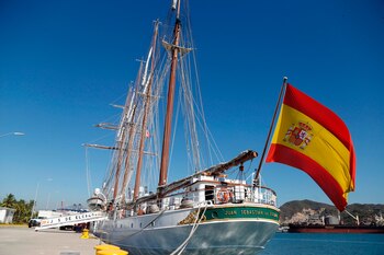 El buque escuela de la Armada española Juan Sebastián Elcano llega hoy a Manzanillo, estado de Colima (México). EFE/ Francisco Guasco