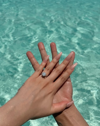El anillo de compromiso que Escro le dio a Aida Victoria tendría un costo superior a los 10 millones de pesos - crédito @aidavictoriam/ Instagram