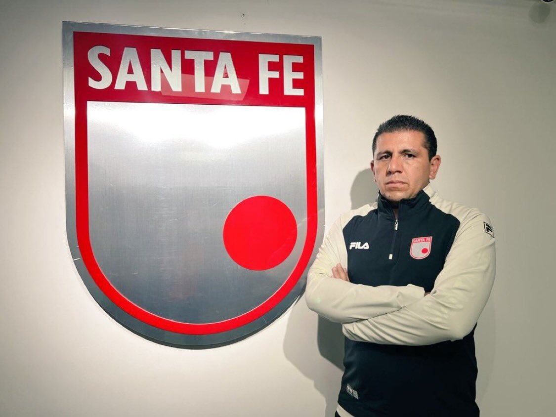 Francisco López ha sido blanco de críticas por la hinchada de Santa Fe-crédito @juandiosorio7/X