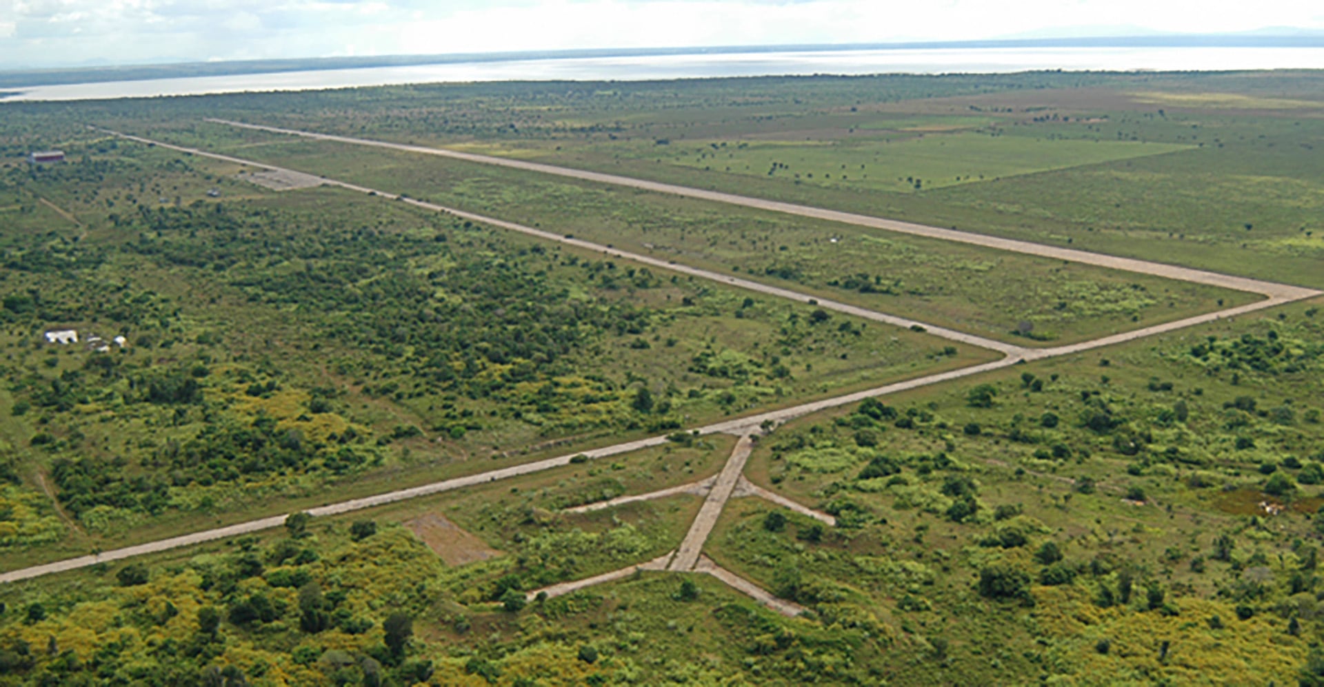 Foto aérea de la pista de Punta Huete, conocida como Aeropuerto Panchito, tal como quedó tras el fin del régimen sandinista en 1990 (Foto Magazine/La Prensa)