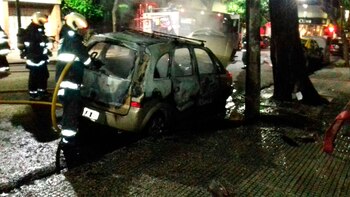 Una Chevrolet Meriva quedó envuelta