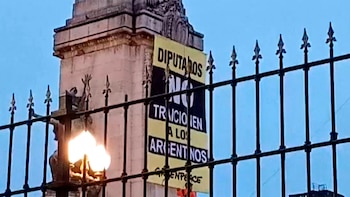Activistas de Greenpeace intervinieron un monumento frente al Congreso en rechazo a la Ley de Glaciares
