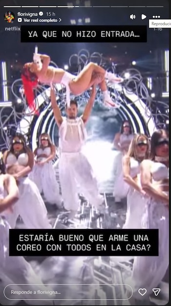 Una mujer de cabello rojo y un hombre, ambos vestidos de blanco, bailan en un escenario con luces. Otros bailarines los rodean. Incluye texto de historia de Instagram