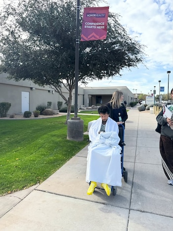 Nyjah Huston asistido por una