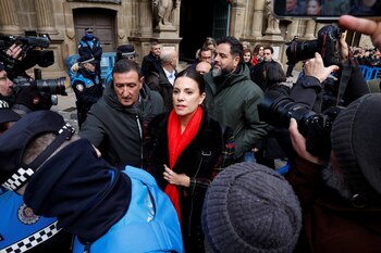 El secretario de irganización del PSN, Ramon Alzórriz, y la portavoz del PSN, Manina Curiel, abandonan el Ayuntamiento de Pamplona tras la moción de censura. (Vincent West/Reuters)