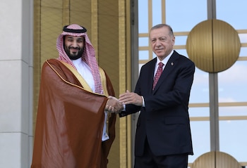 El presidente de Turquía, Recep Tayyip Erdogan (derecha), y el príncipe heredero de Arabia Saudita, Mohammed bin Salman, aparecen juntos durante una ceremonia de bienvenida en Ankara, Turquía (AP Foto/Burhan Ozbilici, Archivo)