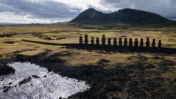ARCHIVO - Estatuas moai en Ahu Tongariki cerca del volcán Rano Raraku, arriba, en Rapa Nui o Isla de Pascua, Chile, el 27 de noviembre de 2022. Según dijo el 1 de marzo de 2023 Salvador Atan Hito, vicepresidente de la comunidad indígena Ma'u Henua -que administra el tesoro arqueológico de Rapa Nui-, un pequeño moai fue descubierto recientemente en medio de una laguna seca. (AP Foto/Esteban Félix, Archivo)