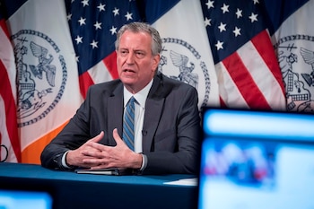 Fotografía cedida por la Alcaldía de Nueva York donde aparece su alcalde, Bill de Blasio, mientras habla este viernes durante su rueda de prensa diaria en Nueva York (EE.UU.). EFE/Ed Reed/Alcaldía de Nueva York