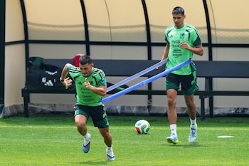 Erik Lira, izquierda, corre seguido por Guillermo Martínez durante una sesión de entrenamiento de la selección mexicana en Ciudad de México el miércoles 13 de mayo de 2026. (AP Foto/Fernando Llano)