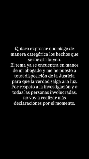 Texto blanco sobre fondo negro con un comunicado que niega hechos atribuidos y menciona acciones judiciales