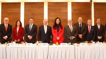 Kenia López Rabadán pide a