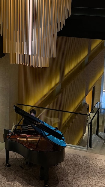 Un músico toca el piano