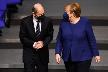 Olaf Scholz y Angela Merkel