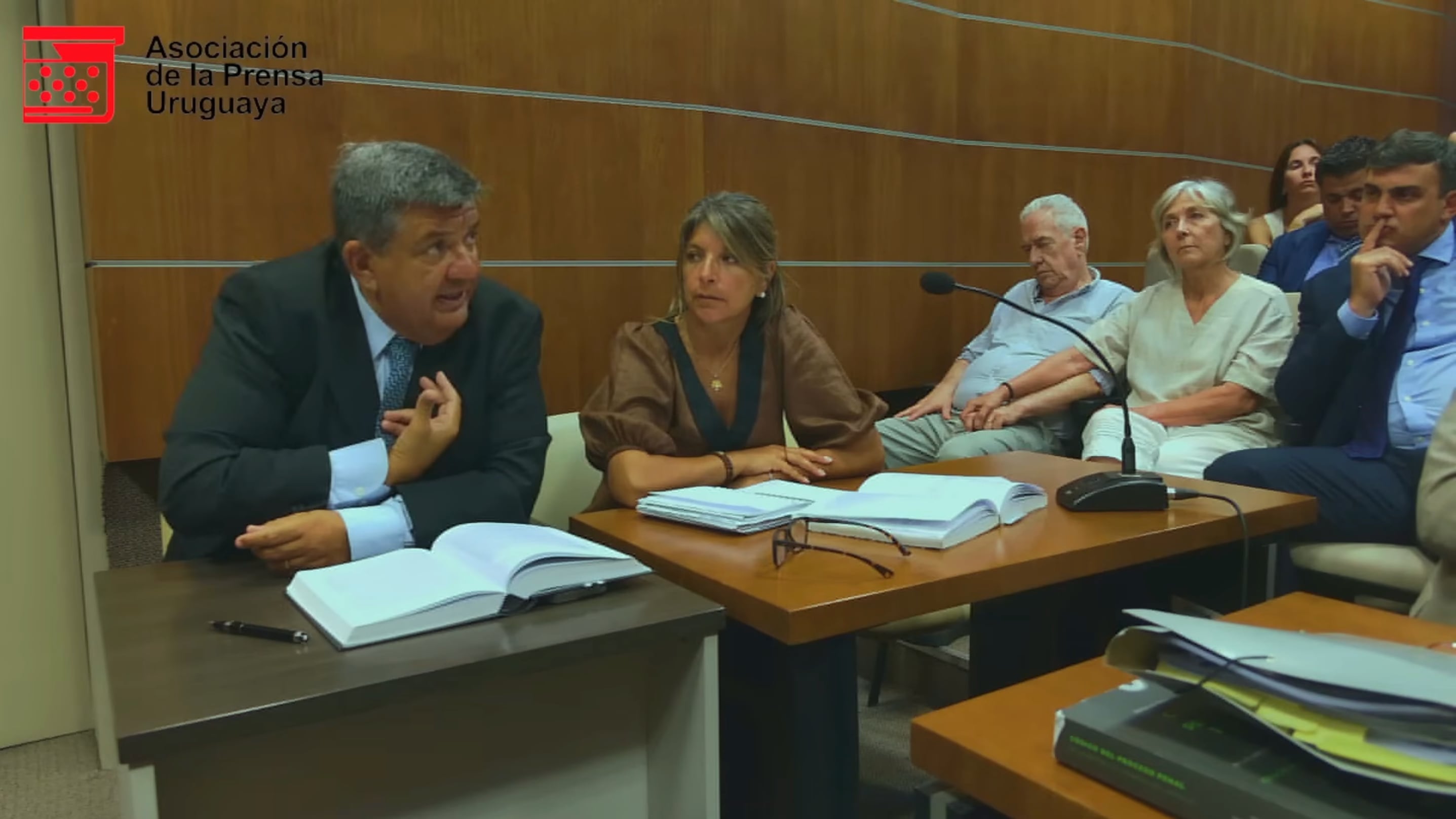 El abogado Jorge Barrera, junto a sus clientes, Pablo Carrasco y Ana Iewdiukow, socios de Conexión Ganadera (Créditos: APU)