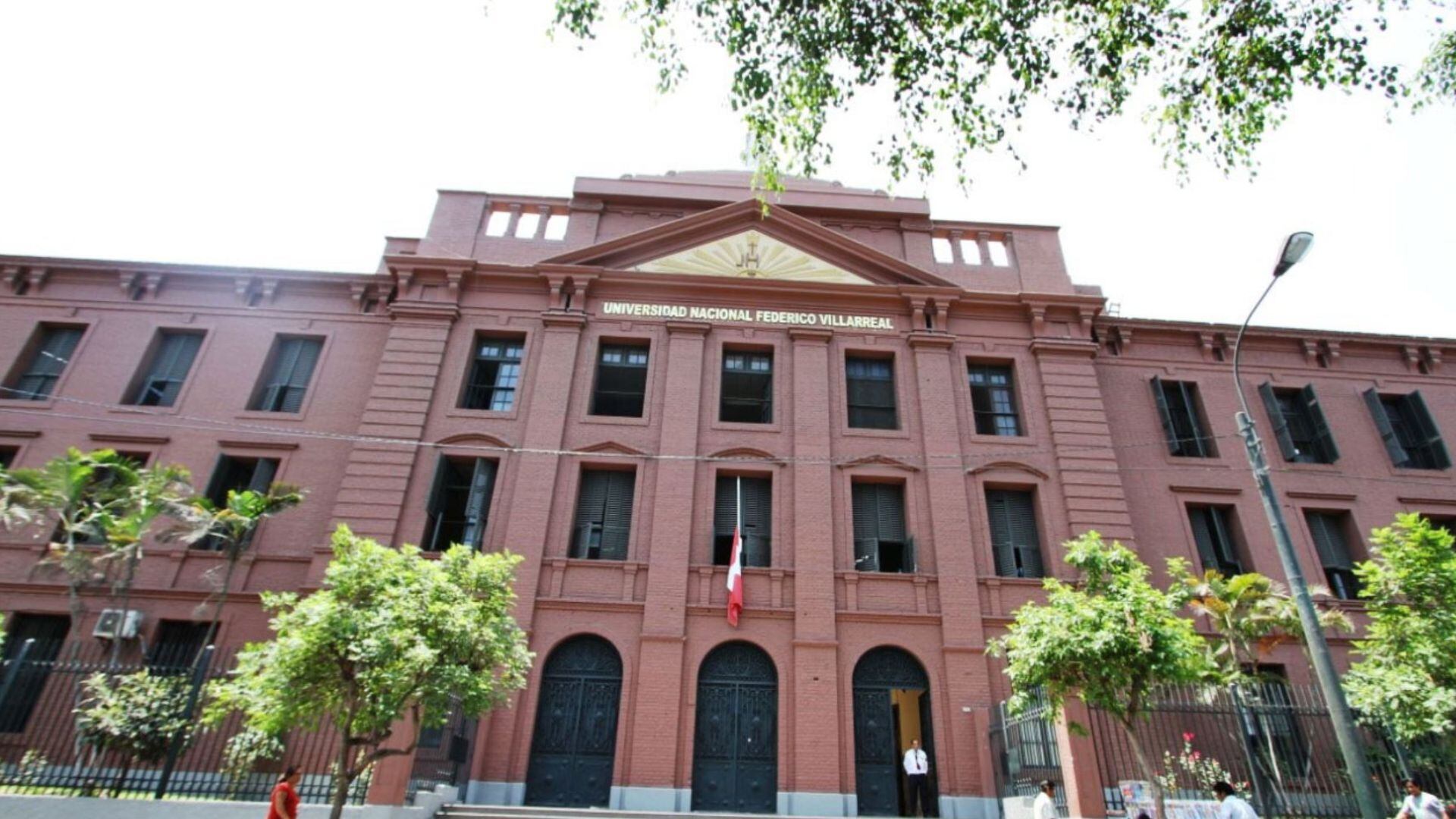 La UNFV cuenta con una amplia oferta académica que incluye más de 60 carreras en diversas áreas como ingeniería, ciencias de la salud, educación, ciencias sociales y humanidades, destacando programas como medicina, derecho, ingeniería civil, psicología, administración y contabilidad, entre otros - Créditos: Andina.