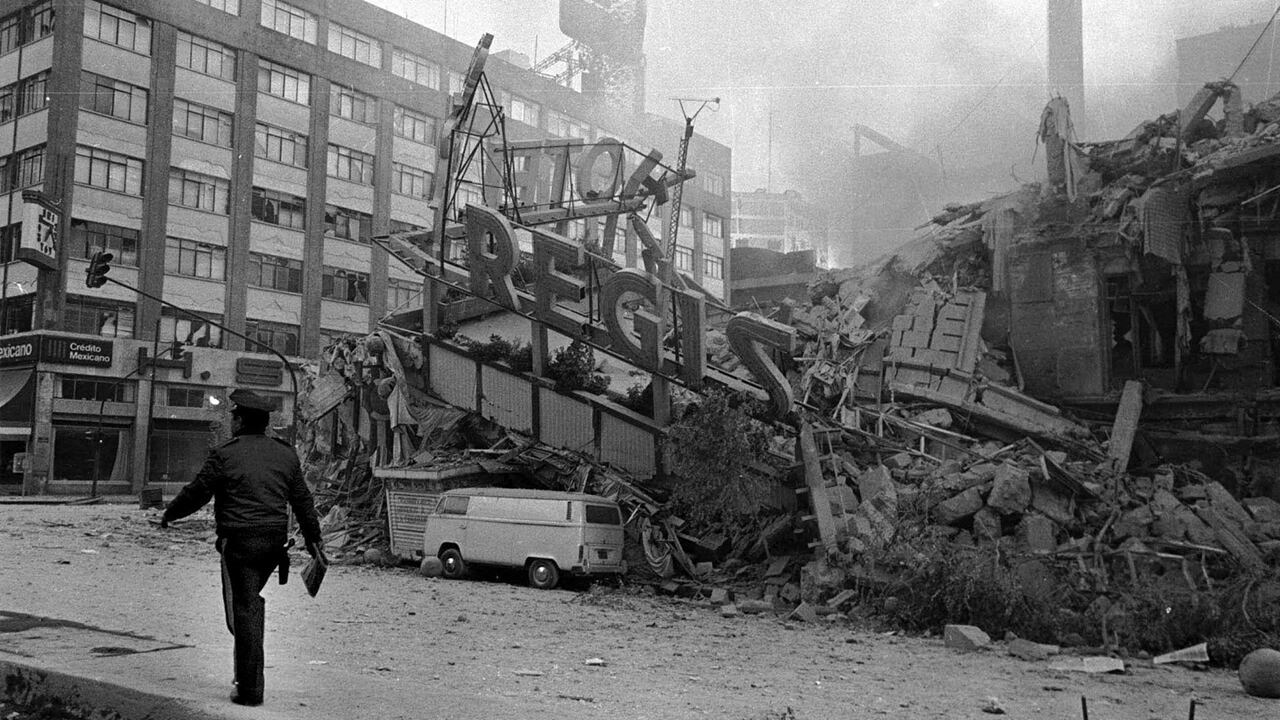 MÉXICO, D.F., 18SEPTIEMBRE2011.- El 19 de septiembre de 1985, un minuto y medio bastó para que los capitalinos descubrieran las condiciones en que se encontraban las construcciones del Distrito Federal, entidad que resultó más afectada por el terremoto. FOTO: PEDRO VALTIERRA/CUARTOSCURO.COM