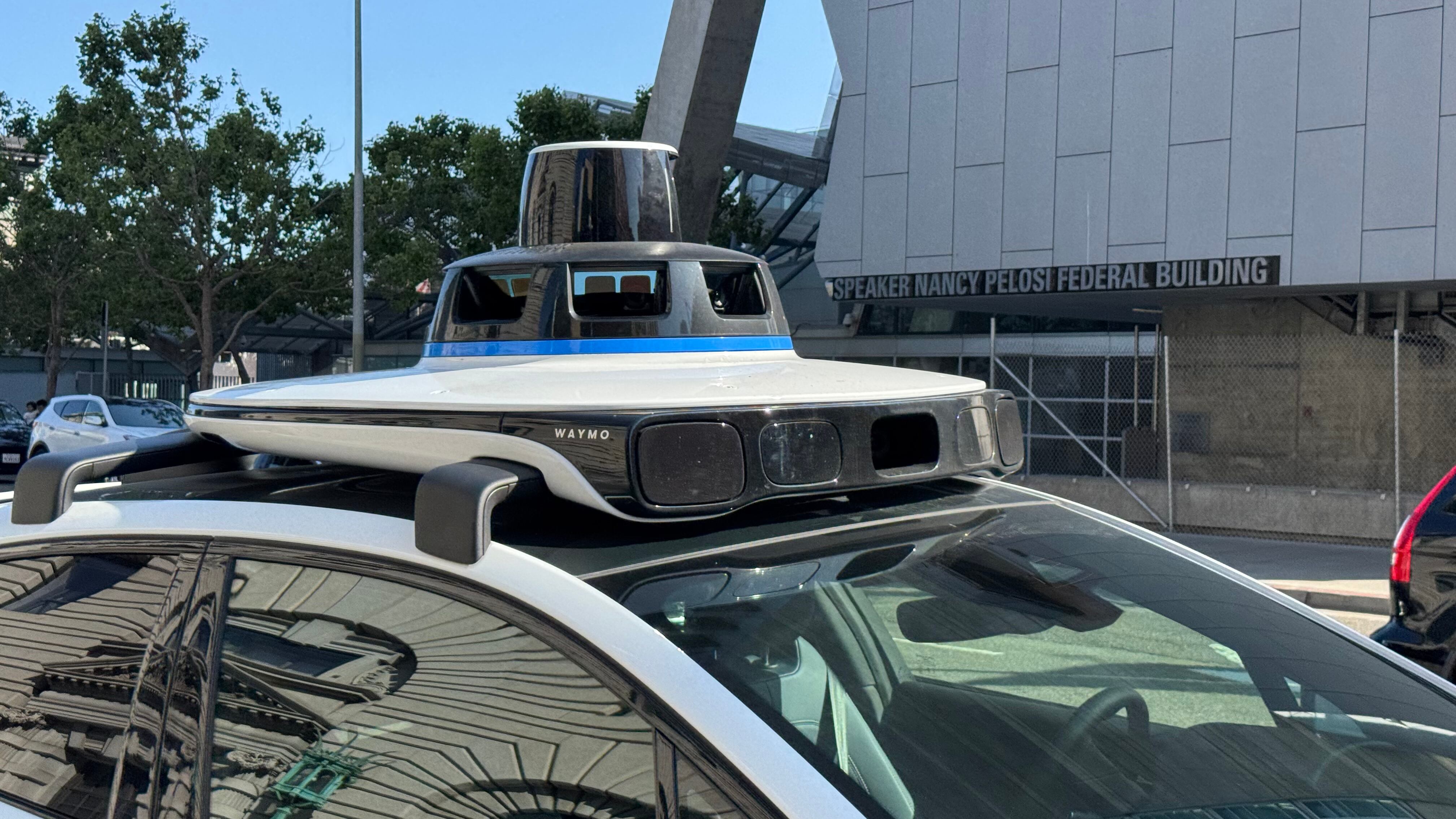 Equipados con sensores LiDAR, radares y cámaras, los vehículos autónomos de Google ofrecen una visión completa de 360 grados, garantizando un viaje seguro y eficiente gracias a su avanzada plataforma de tecnología de conducción. (Foto: Opy Morales)