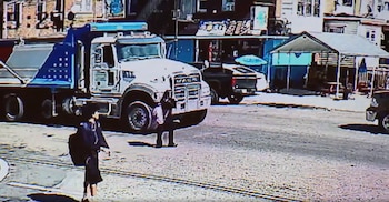 El camión avanzó, empujó a la niña y la arrastró una corta distancia hasta que los testigos advirtieron al conductor (Captura NBC Philadelphia)