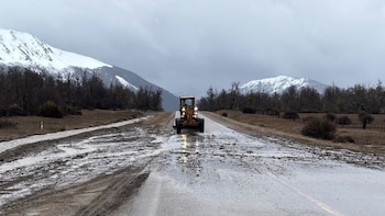 Sigue la alerta roja en la cordillera: un pueblo está sin agua potable y cortaron un paso internacional por el temporal