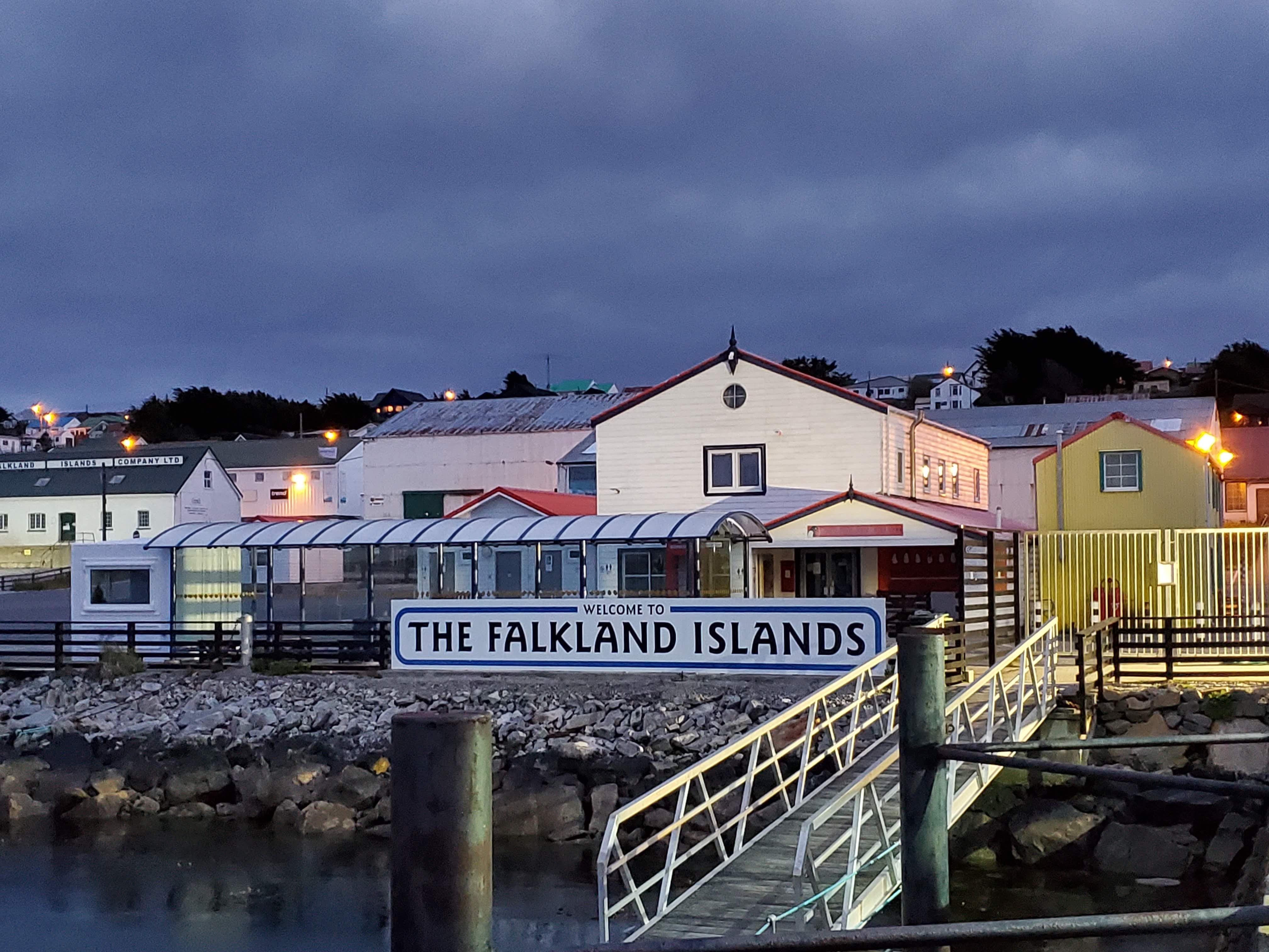 El cartel que da la bienvenida a las “Falkland Islands” en el puerto en el que desembarcan los cruceros