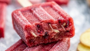 Paletas heladas de ciruela, manzana