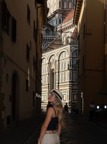 Laurita en las calles de Florencia con el Duomo de fondo