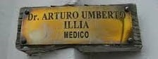La chapa que Illia colgó en el frente de la casa, donde ejerció como médico