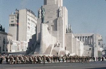 Orquesta Militar en la explanada del Monumento a la Bandera (Crédito: LAPRODI-ISHIR - Hirschfeld, Herbert)
