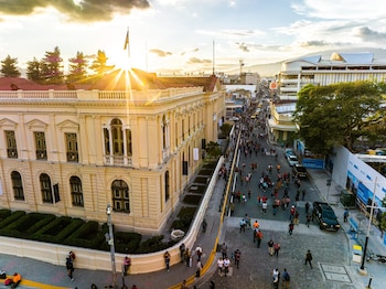 La Fase 2 del Plan de Revitalización del Centro Histórico permitió el reordenamiento voluntario de más de 1.200 comerciantes y la liberación de 24 cuadras. (Foto cortesía Alcaldía de San Salvador)