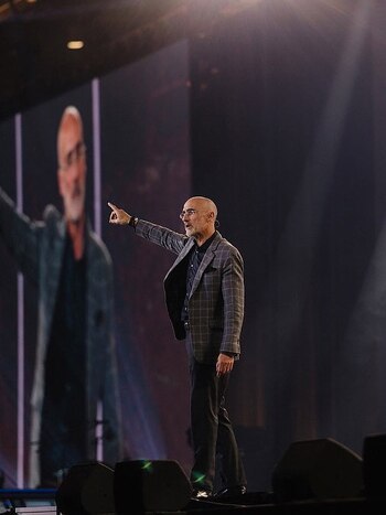 Brooks, experto en felicidad, enseña