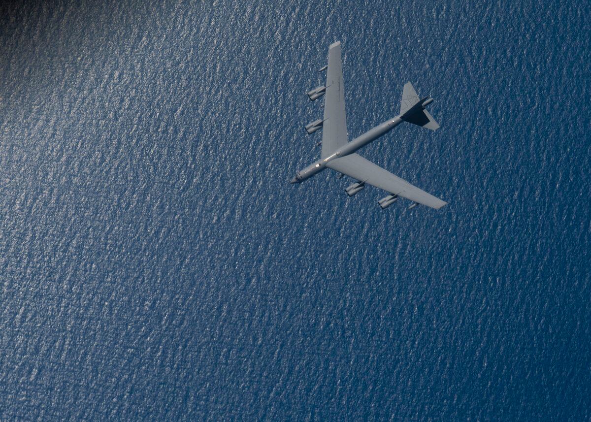 Bombardero estadounidenses B-52H vuela sobre el mar Caribe (Fuerza Aérea de EEUU)