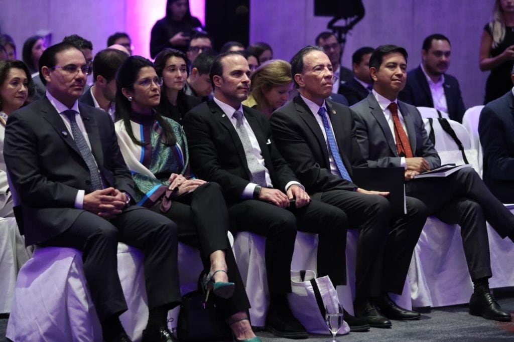 Los participantes del foro debatieron sobre las oportunidades que ofrece el nearshoring para la economía nacional. (Ministerio de Gobernación)