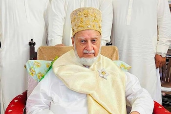 El rey Mir George Ali Murad Khan II