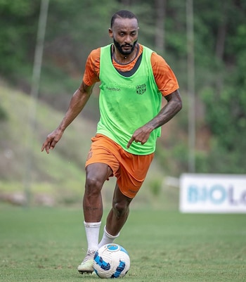 Leonai Souza, volante brasileño de 31 años, llegaría a Millonarios por pedido de Fabián Bustos para aportar equilibrio y experiencia-crédito @PSierraR/X