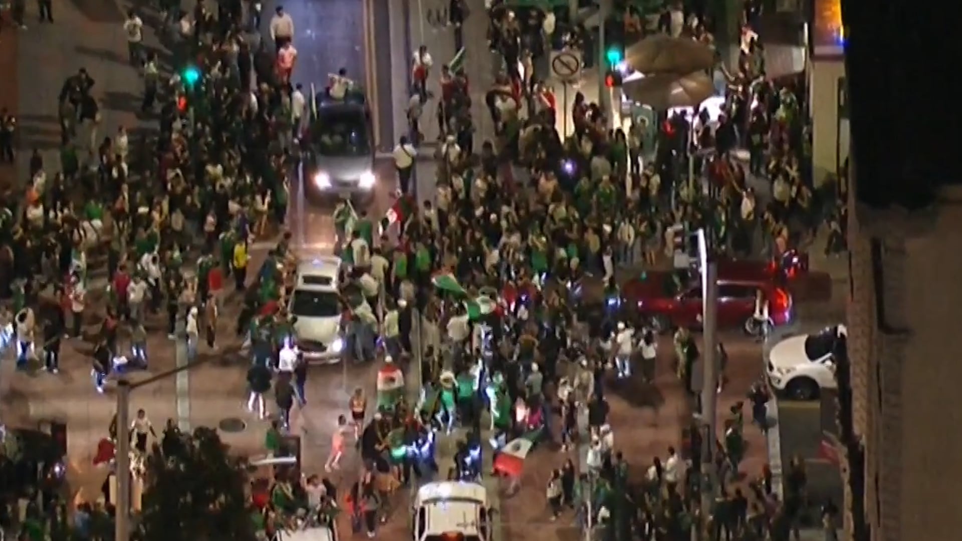 Miles de aficionados mexicanos salieron a las calles de Los Ángeles y sus alrededores con banderas, bailes y fuegos artificiales tras el partido