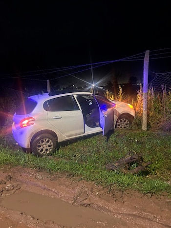 El sospechoso prófugo dejó abandonado su auto tras chocar