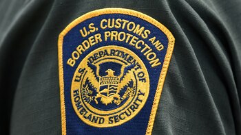 Exagente de CBP exigió a