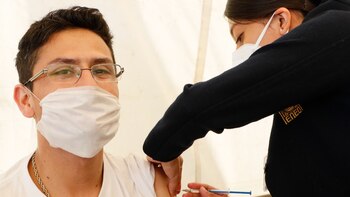 Abarrotan centros de vacunación COVID-19