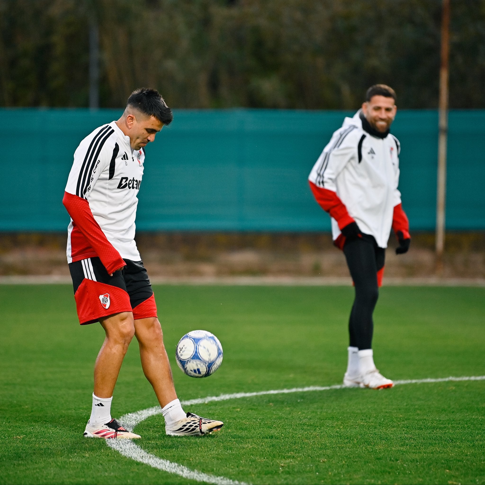 Marcos Acuña con la pelota en el entrenamiento (@RiverPlate)