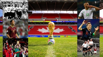 Estadio de Toronto con césped, Copa del Mundo FIFA sobre balón. Collage lateral de seis imágenes de futbolistas celebrando, algunas en blanco y negro.