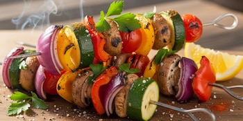 Las brochettes vegetarianas a la parrilla ofrecen una alternativa versátil y ligera para quienes buscan opciones sin carne (Imagen Ilustrativa Infobae)