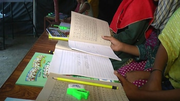 Los niños esperan tener docentes pronto para poder continuar con su proceso de aprendizaje - crédito AFP