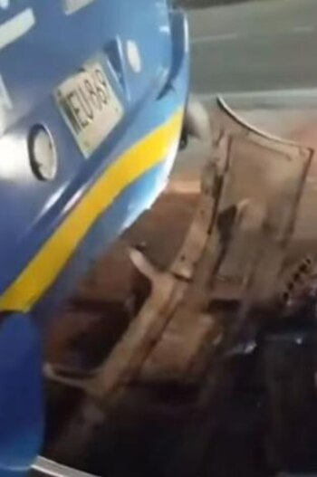 Así quedó el bus tras el choque con el conductor de plataformas digitales.