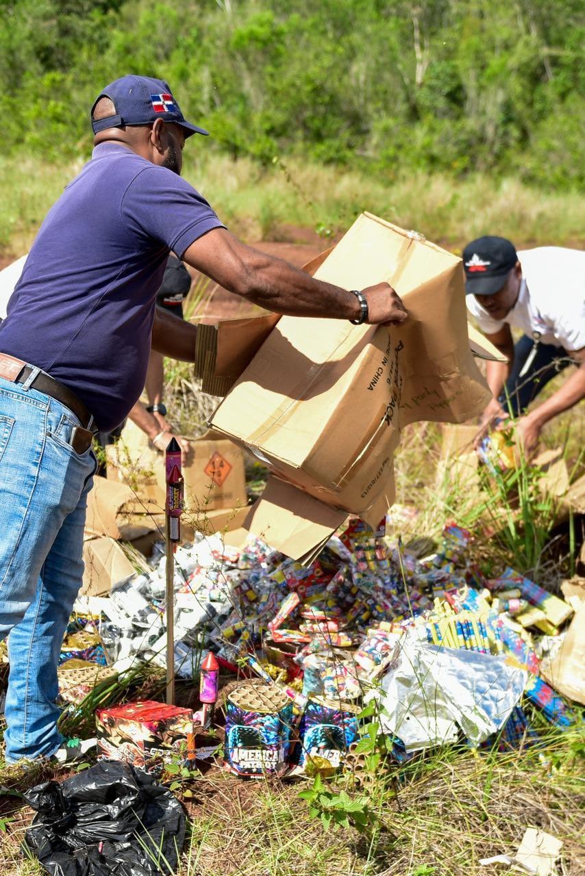 Personal del Ministerio de Interior y Policía deposita fuegos artificiales incautados durante la jornada de destrucción de pirotecnia ilegal en República Dominicana (Foto cortesía @FarideRaful).