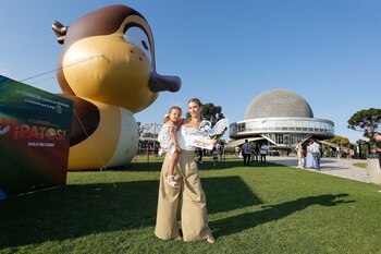 Sofía Zámolo junto a su