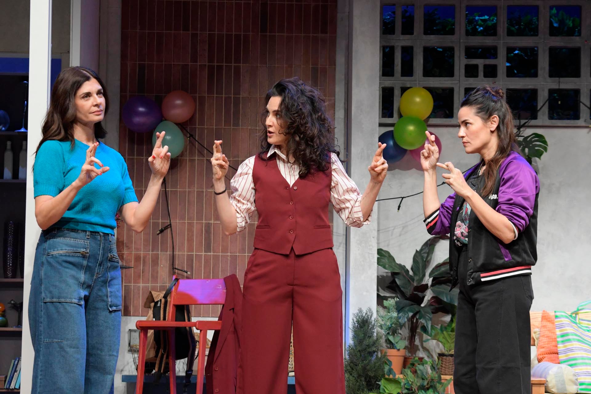 La dirección teatral de Adrián Suar, en su primera experiencia, aporta una mirada innovadora y colaborativa al montaje de Las Hijas