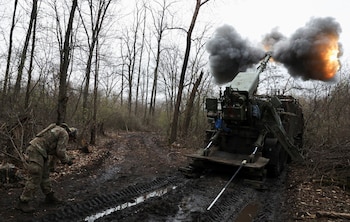 Un artillero ucraniano se prepara