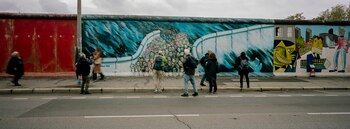 La gente se reúne en una pintura en la llamada East Side Gallery, un lugar popular para el arte de la calle en los restos del Muro de Berlín
